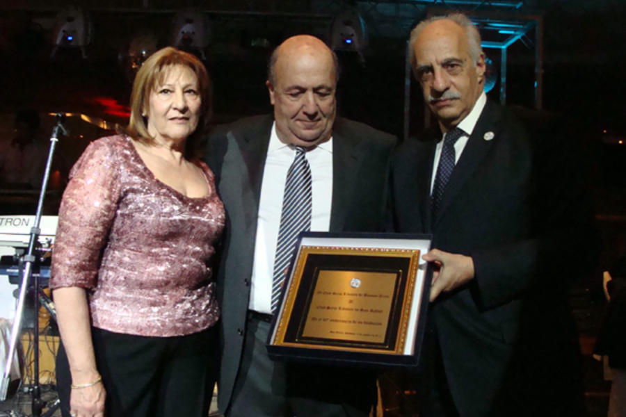 Presidente del CSLBA Cdor. Adib Attie entrega placa recordatoria