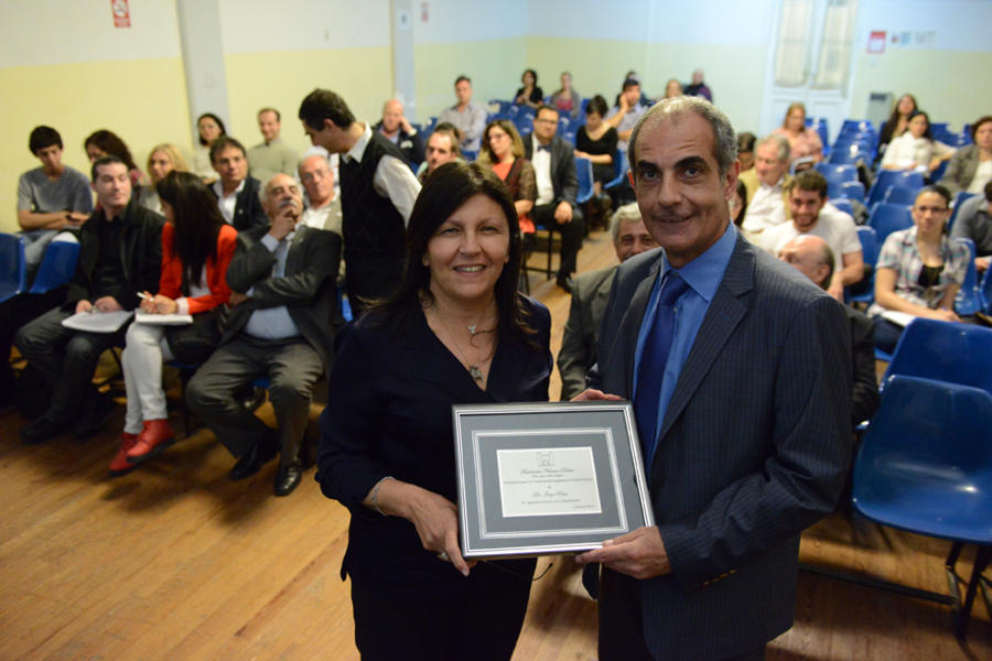 Jorge Elías recibe placa recordatoria de la Lic. Alicia Daher (FND)