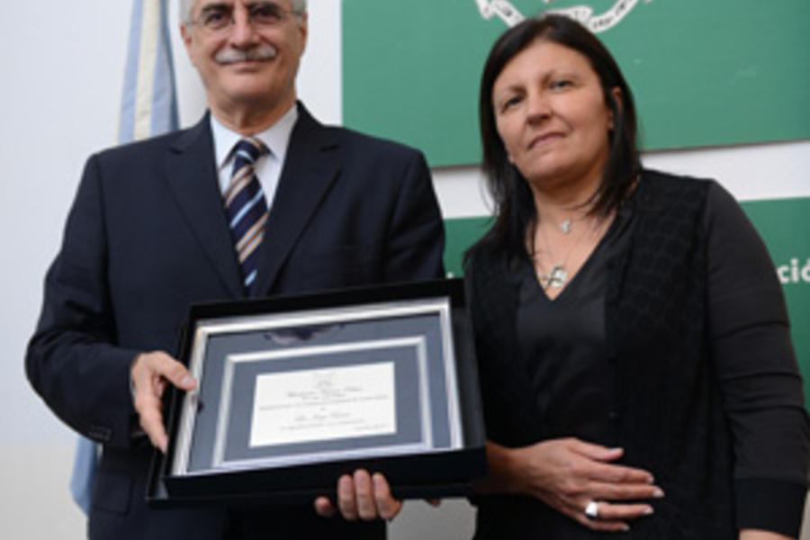 La Lic. Alicia Daher (FND) hace entrega de placa recordatoria