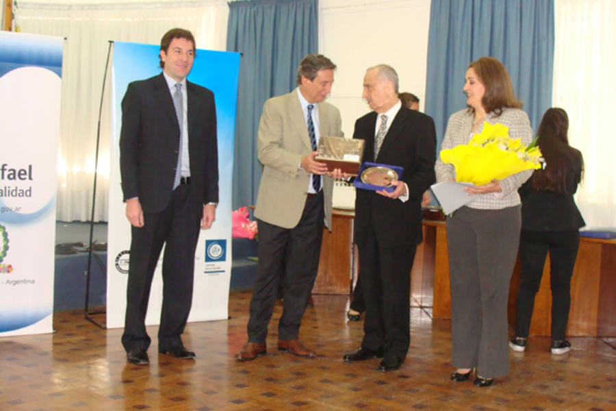 Intercambio de presentes con el embajador sirio