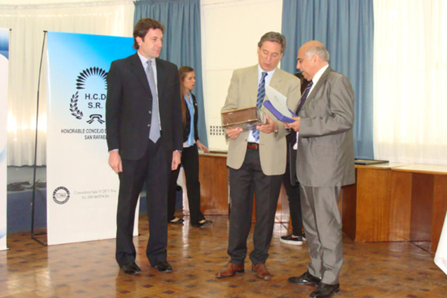 Entrega de presentes al Prof. José Jorge Chade