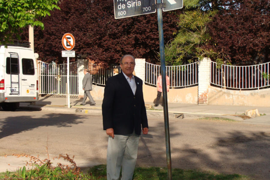 Yaoudat Brahim (Director de DSL) orgulloso en la calle República de Siria frente a la escuela