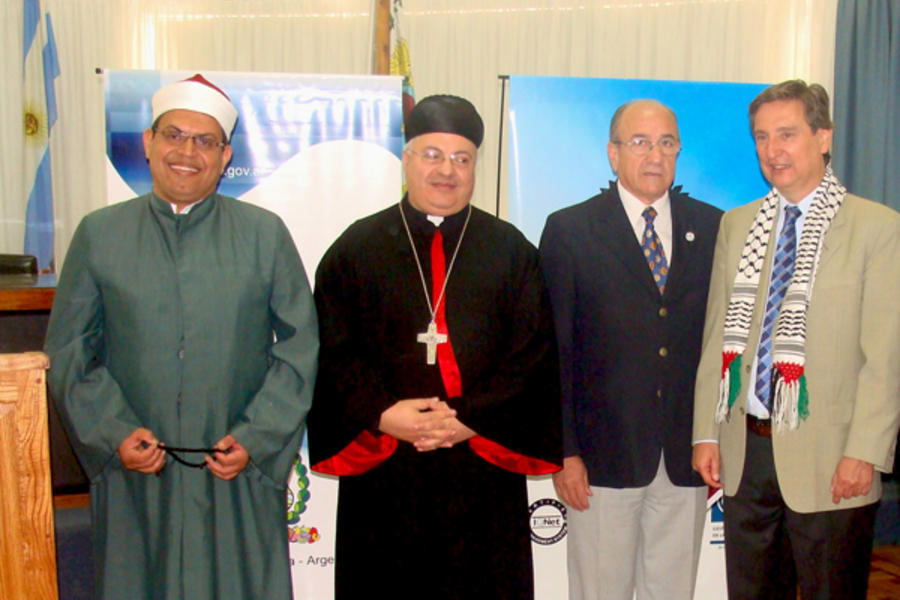 Intendente Félix con autoridades religiosas y director DSL