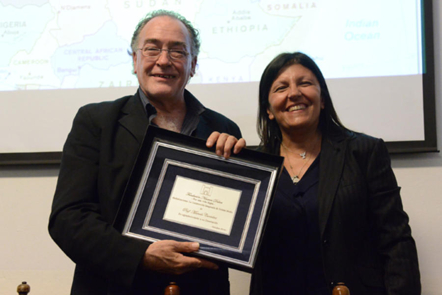  La Lic. Alicia Daher (FND) hace entrega de placa recordatoria