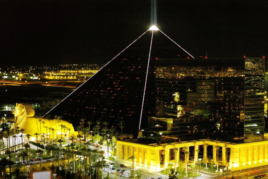Luxor de noche