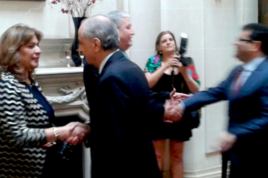 Embajadores de la República Árabe Siria, S.E. Dn. Hamzeh Dawalibi y del Reino de Marruecos, S.E. Dn. Fouad Yazourh saludan al Embajador Muaqqat y sra.
