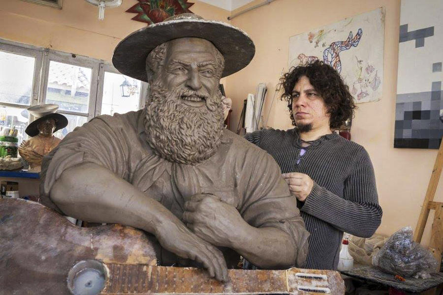 El artista Alexander Guerra Hurtado y su obra en homenaje a Jorge Cafrune.