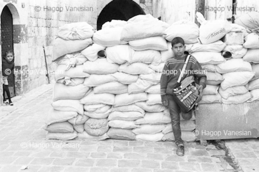 Estudiante viviendo cerca de la barricada. Alepo, Siria 2014