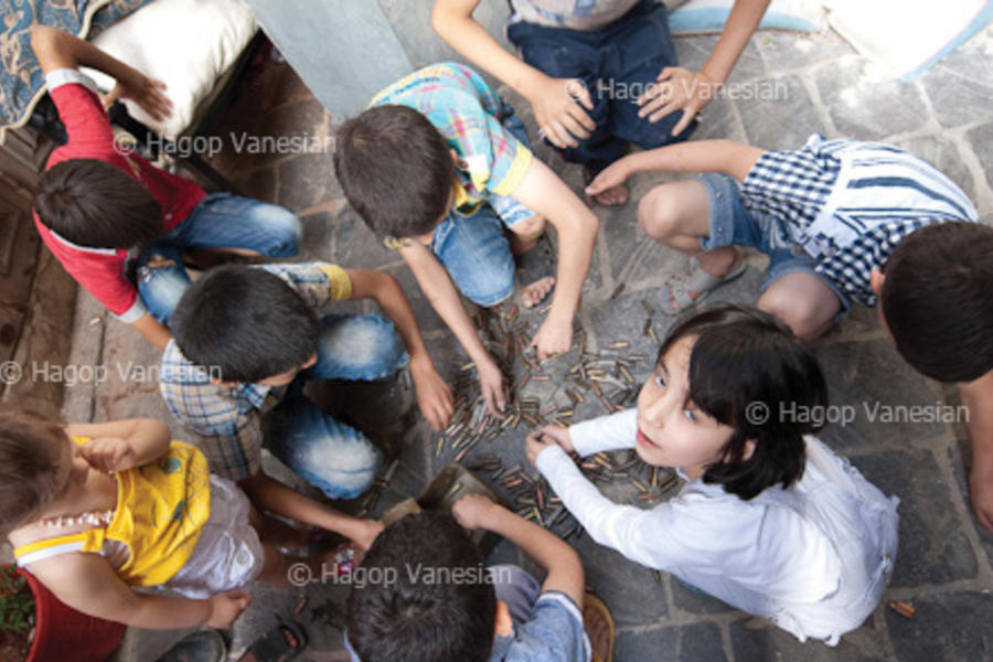 Niños jugando con casquillos de balas. Alepo, Siria 2013