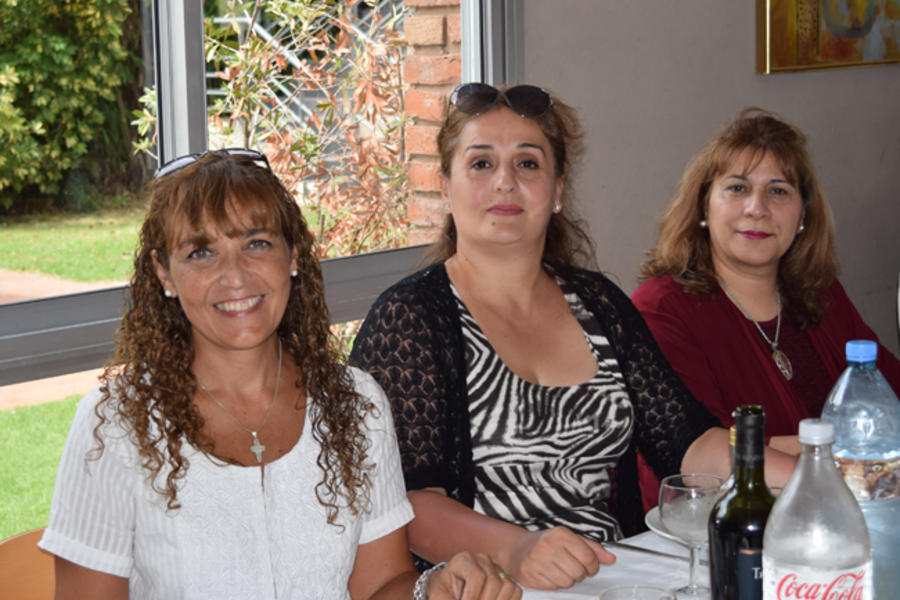 Sras. esposas de los embajadores de Siria y Palestina, junto a la presidenta de la Comisión de Damas del CSLBA