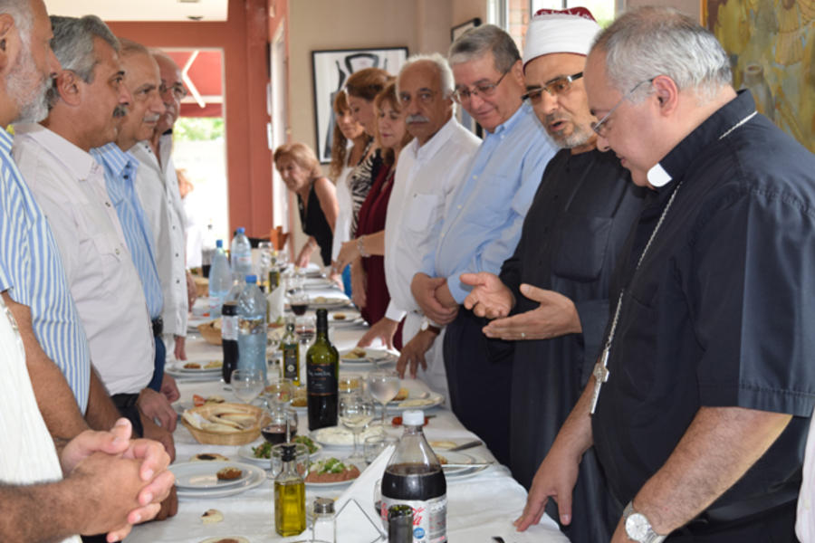 el sheij Al Hafnawi bendice la mesa