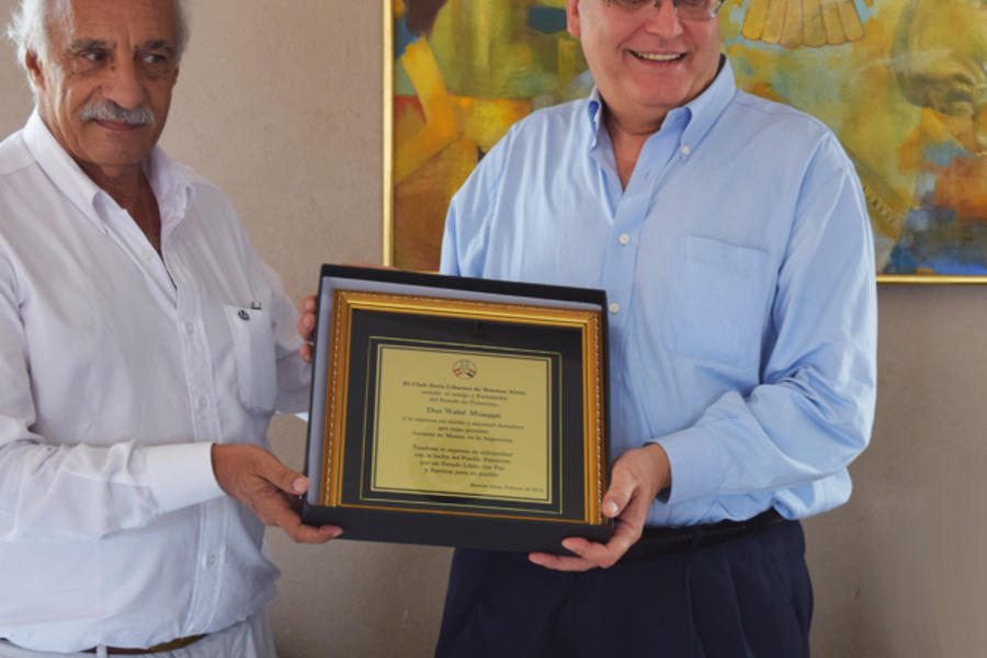 Entrega de placa recordatoria al agasajado