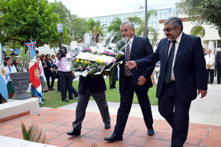 Colocación de ofrenda floral por el Sr. Presidente Provisional del Senado, Senador Nacional Dr. Gerardo Zamora