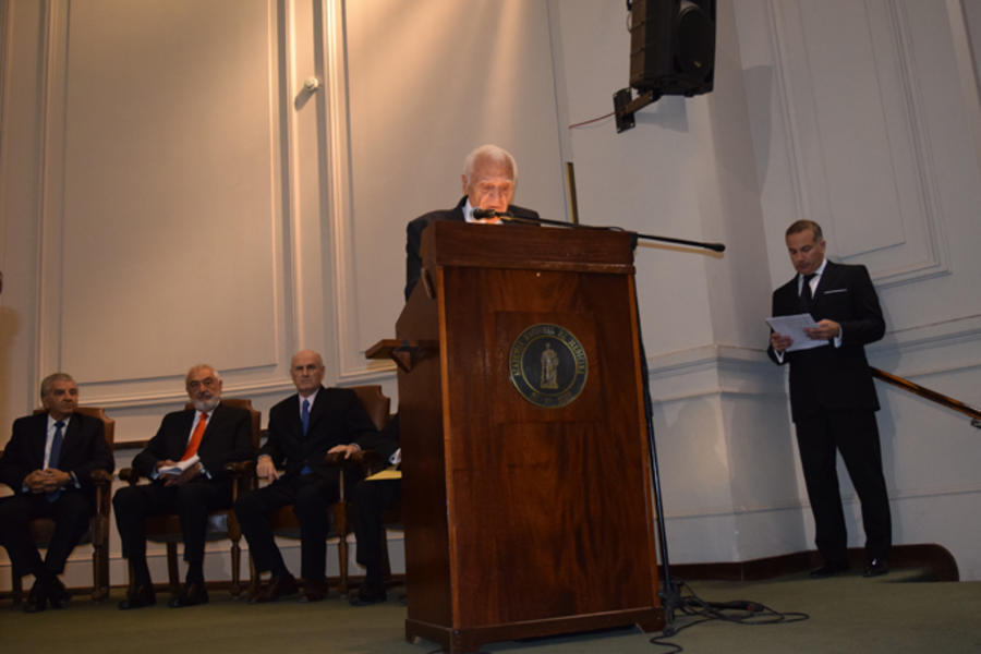 Presidente Academia Nacional de Medicina, Dr. Roberto Pradier abriendo la ceremonia