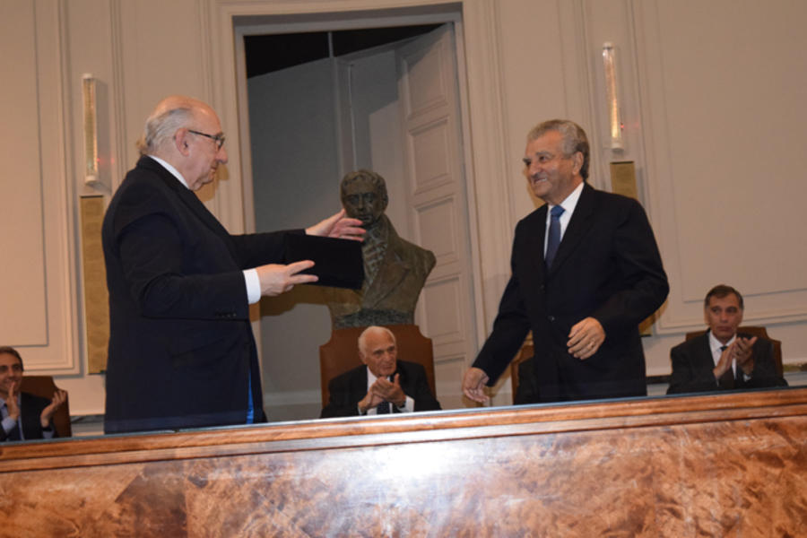 Recibiendo la distinción