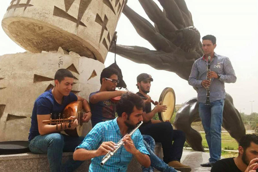 Alumnos del Maestro Karim Wasfi durante una performance pública (Peace Through Art / junio 2015)