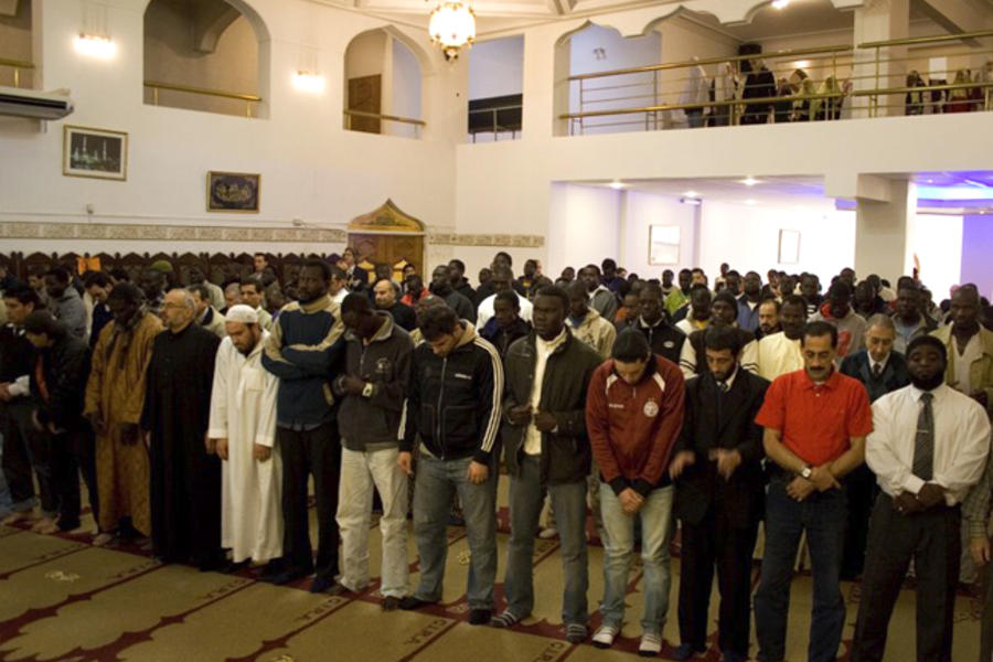 Rezo comunitario en la Mezquita Al Ahmad