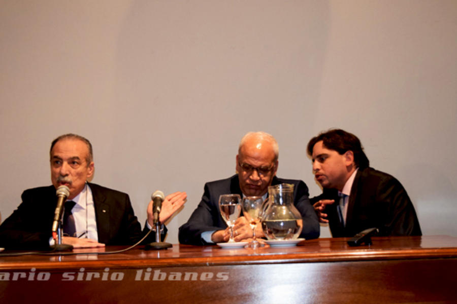 El Sr. Embajador Husni Abdel Wahed presenta al Dr. Saeb Erekat