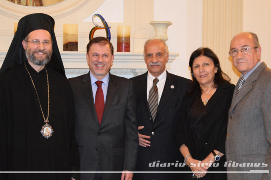 Vicecanciller Eduardo Zuain junto a Mons. Siluan Musi, Lic. Alicia Daher y autoridades del Club Sirio Libanés de Bs. As.