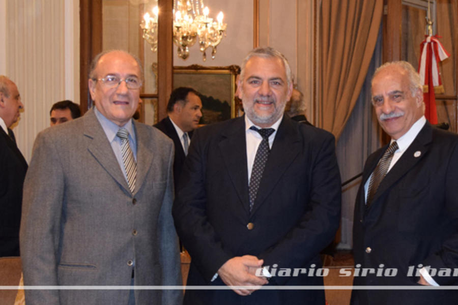 Presidente de Cascos Blancos, Sr. Embajador Gabriel Ive junto a autoridades del Club Sirio Libanés de Bs. As.