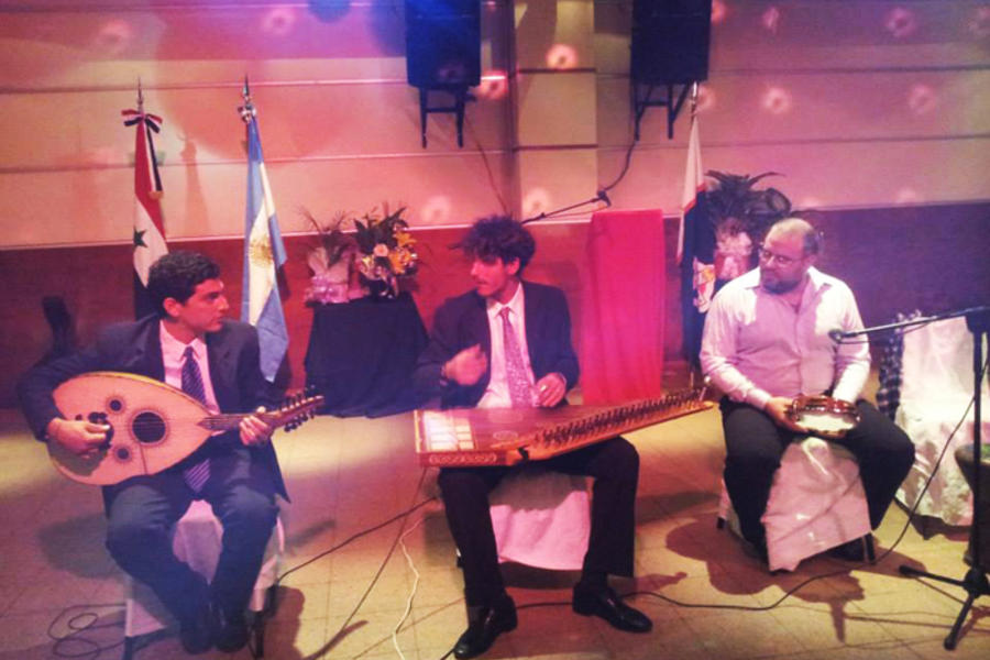 La orquesta recibe a los comensales con musica típica