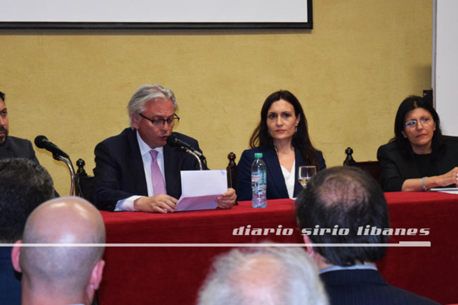 Disertación del Sr. Embajador del Líbano, Antonio Andary (izq.: Lic. Máximo Paz; der.: Embajadora Pérez Colman y Lic. Alicia Daher)