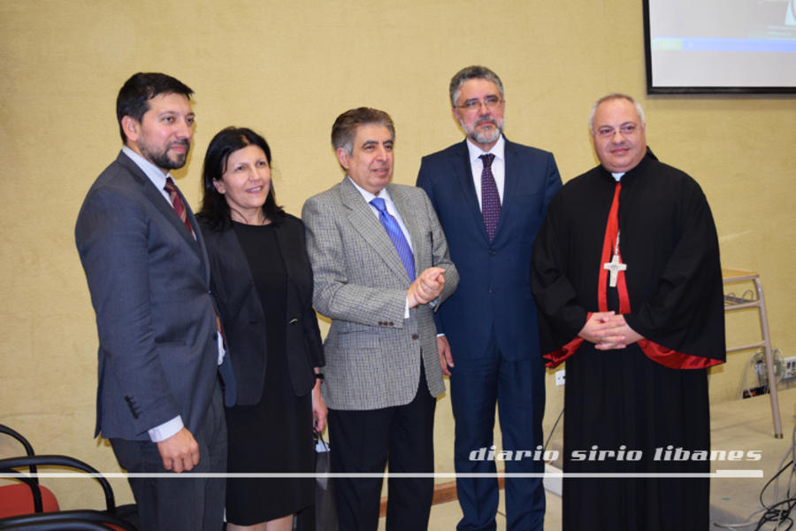 Mons. Chamieh junto al Prof. Khatlab, el Sr. Embajador de Arabia Saudita Turki Al Madi, la Lic. Alicia Daher y el Lic. Máximo Paz