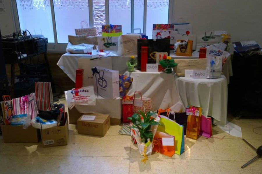 Premios del bingo, donados por los comercios amigos de la institución.