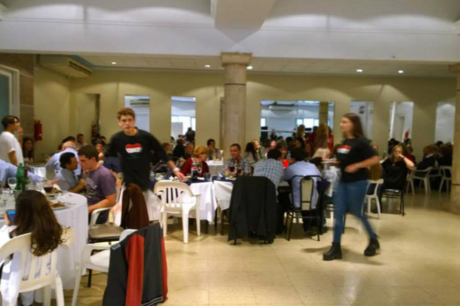 La juventud de la institución presente en la organización y atención de los invitados.