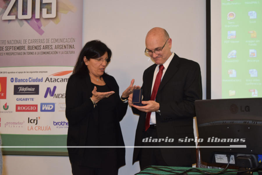 Lic. Alicia Daher entrega reconocimiento a Daniel Vittar.