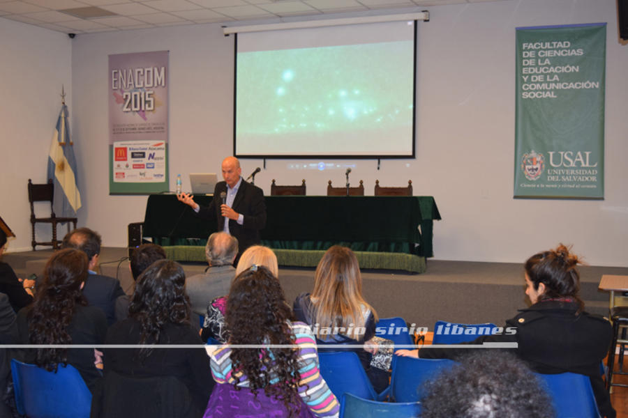 Andrés Repetto disertando