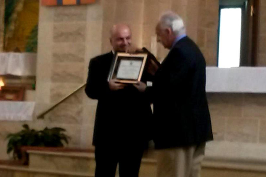 Adib Attie entrega placa recordatoria del Club Sirio Libanés de Buenos Aires al Rvdo. P. Malek Abou Tanous