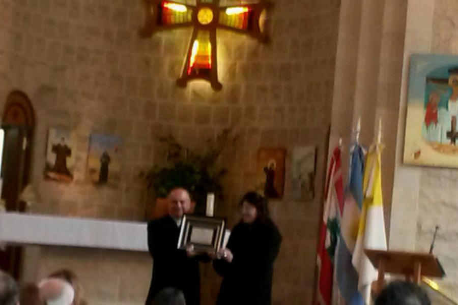Alicia Daher entrega placa recordatoria de Fundación Nínawa Daher al Rvdo. P. Malek Abou Tanous