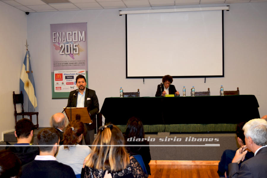 Presentación del disertante por el Lic. Máximo Paz, Decano de FCECS-USAL.