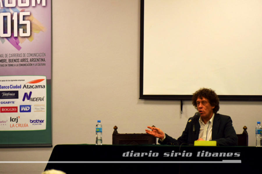 Pedro Brieger disertando.