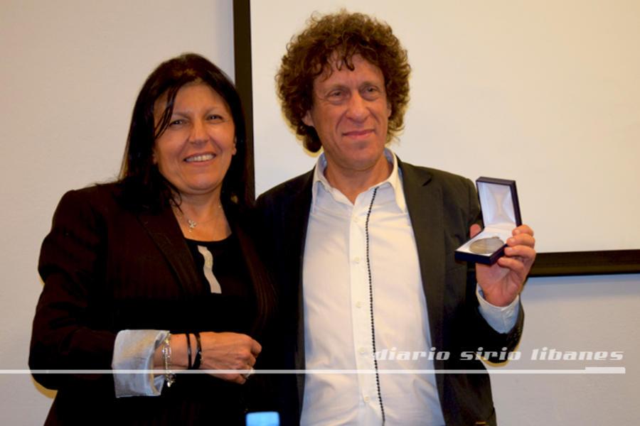 El periodista recibe el reconocimiento de la Fundación Nínawa Daher.