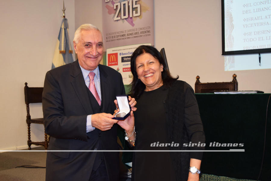 El analista recibe el reconocimiento de la Fundación Nínawa Daher.