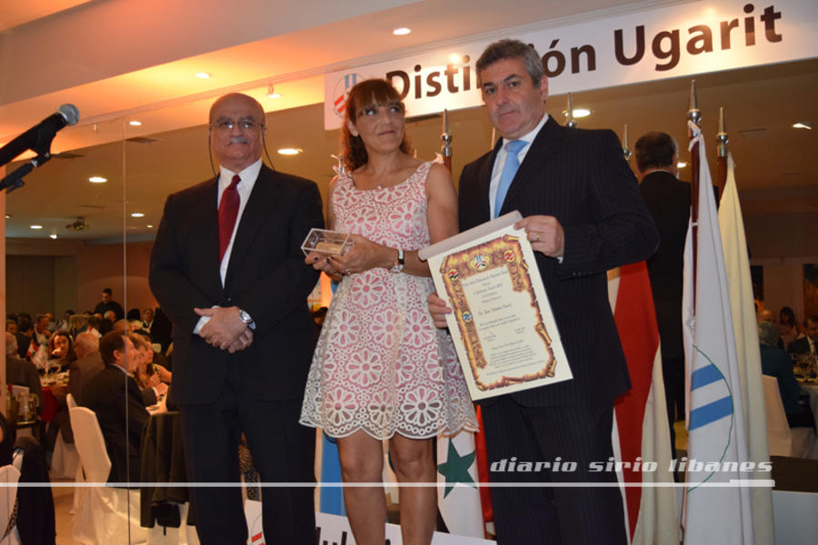 Dr. José Antonio Bueri recibe su galardón (Cat. Ciencia y Técnica).