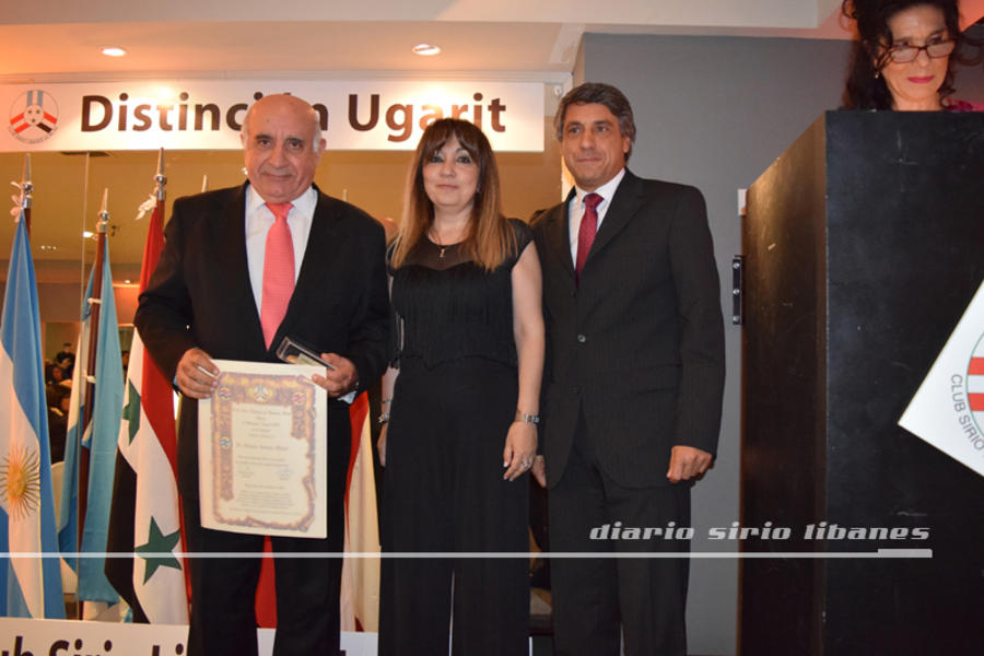 Dr. Orlando Mdalel recibe su galardón (Cat. Ciencia y Técnica).