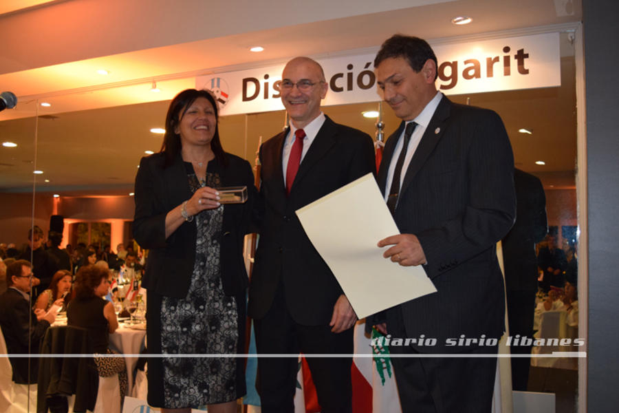 Lic. Daniel Vittar recibe su galardón (Cat. Ciencia y Técnica).