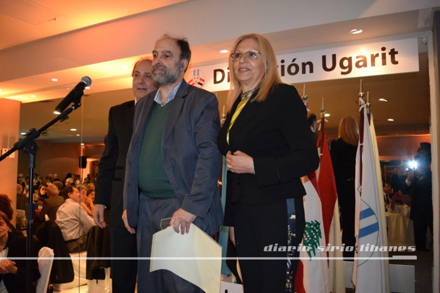Prof. Ricardo Elía recibe su galardón (Cat. Arte y Cultura).