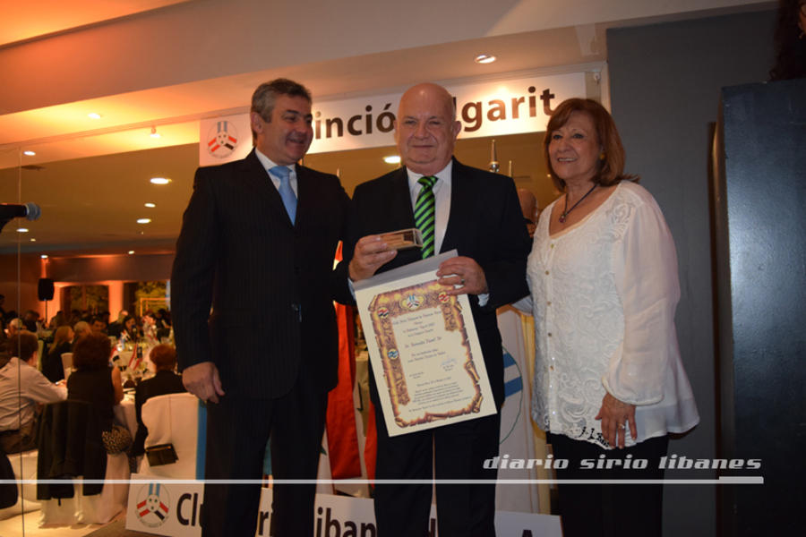 Galardón del Sr. Fernando Alí (Cat. Deporte) recibido en su nombre por el Cónsul Honorario de Siria Jorge Abdel Malek.