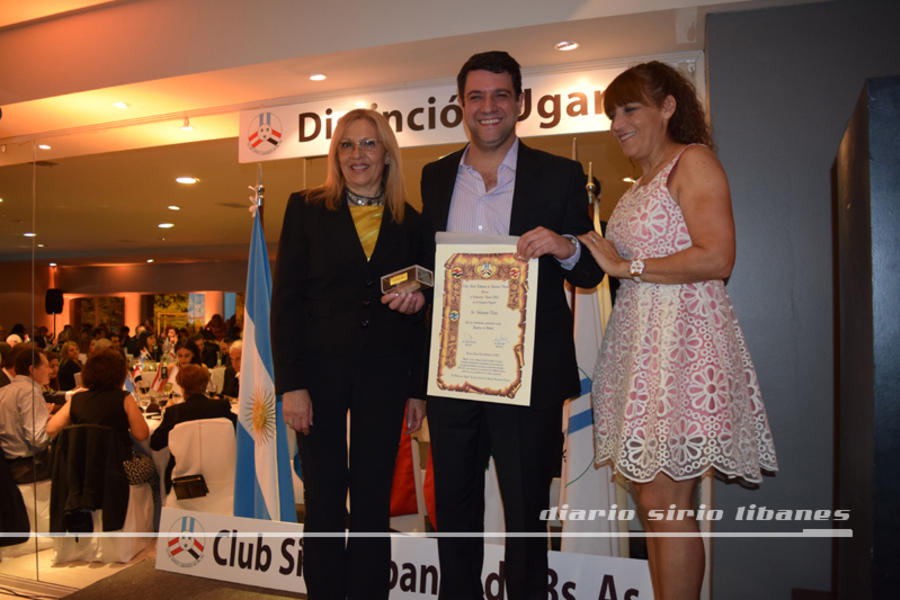 Galardón del Sr. Salomon Elías (Cat. Deporte) recibido en su nombre por su nieto.