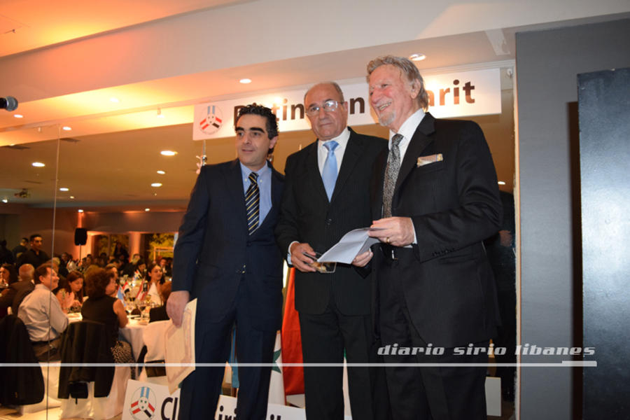 Sr. Juan Sabra recibe su galardón (Cat. Actividad Institucional).