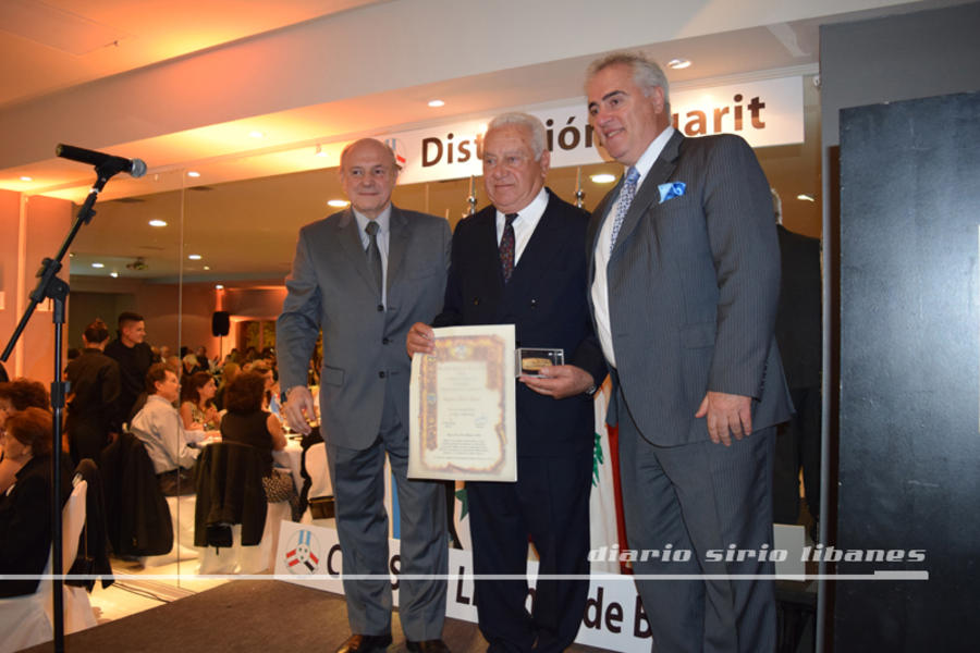 Ing. Monir Madcur recibe su galardón (Cat. Actividad Institucional).