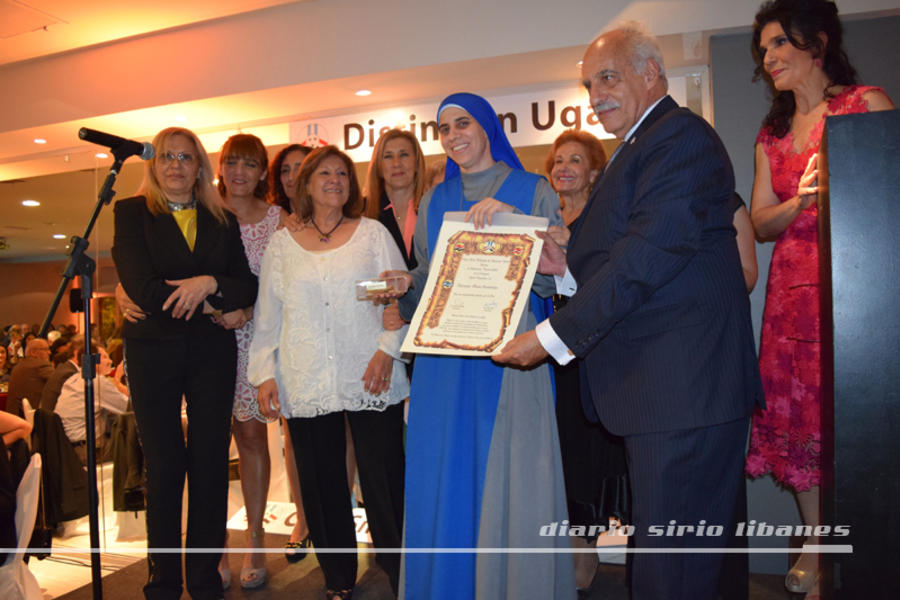 Hna. María Guadalupe recibe su mención especial (Cat. Ugarit Argentino).