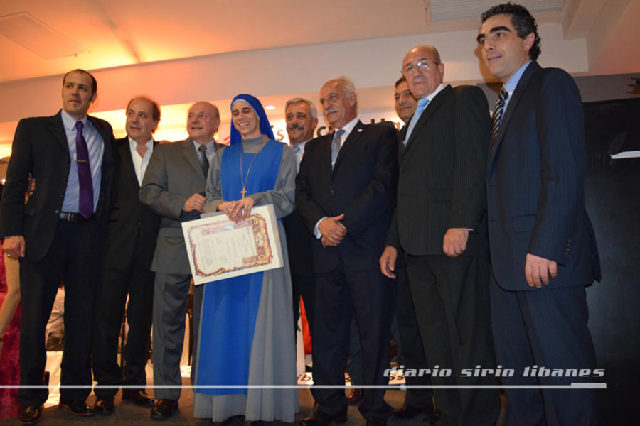 Hna. María Guadalupe junto a miembros de la Comisión Directiva del CSL de Bs. As.