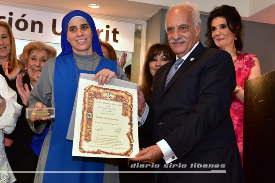Hna. María Guadalupe recibe su galardón.