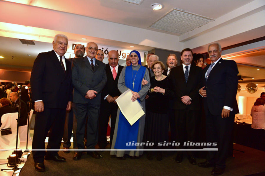 Hna. María Guadalupe junto al Vicecanciller Eduardo Zuain, el Presidente del CSL de Bs. As. y los galardonados 2015.