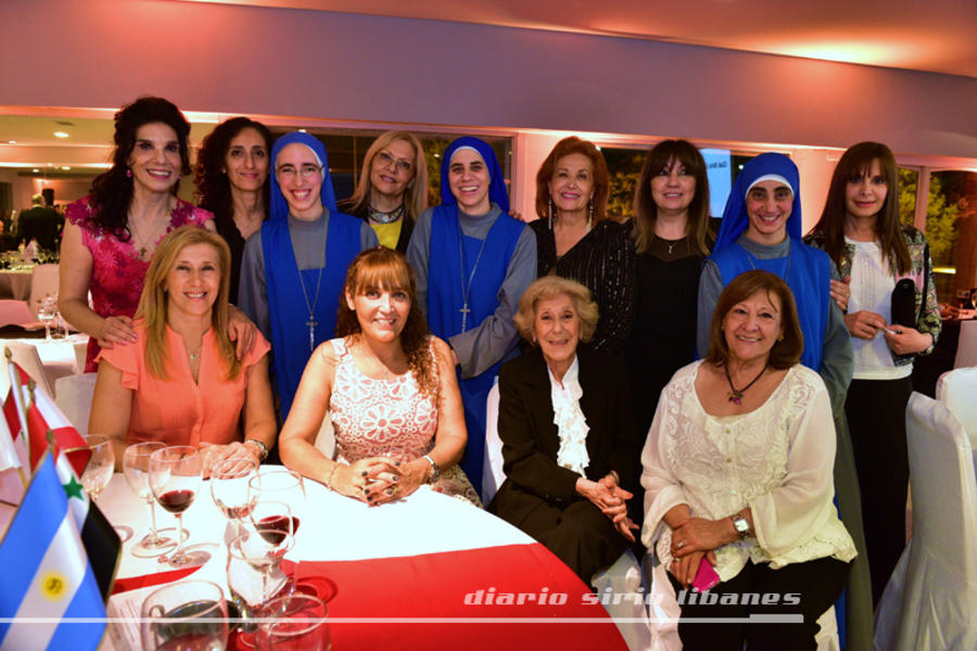 Hna. María Guadalupe junto a miembros de la Comisión de Damas del CSL de Bs. As.